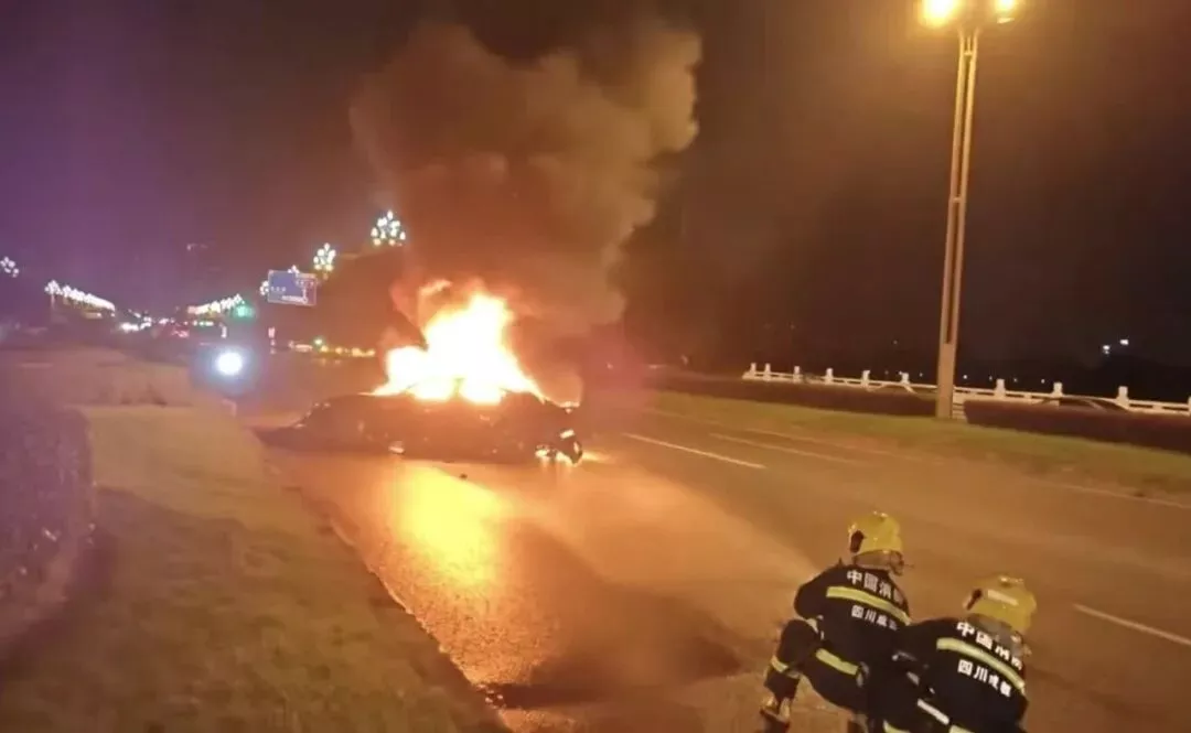 两分钟路人生死抢救:起火的车,拉不开的门…