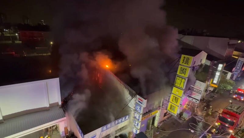 台南市仁德区大同路3段一处连栋铁皮工厂凌晨火警，火势直到清晨5时许才扑灭，2人获救，其中1人送医。（记者刘婉君翻摄）