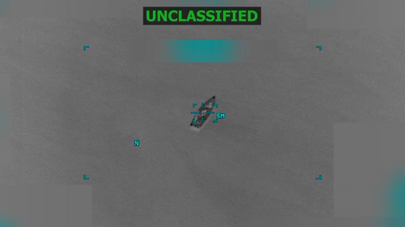 川普发布了约30秒的影片显示，水面上一艘静止的船只被飞弹攻击后爆炸。（图撷自川普真相社群）