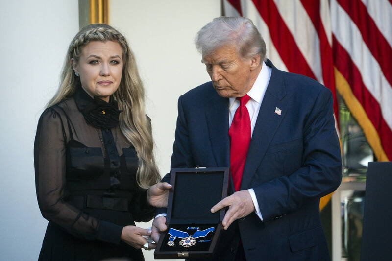 美国总统川普在白宫玫瑰花园追授遭暗杀的保守派领袖柯克（Charlie Kirk）「总统自由勋章」，由柯克遗孀艾瑞卡（Erika，左）含泪代领。
 （欧新社）