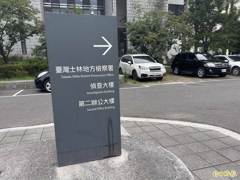 检警查出犯罪集团以Coach名牌包夹藏大麻与枪械零件走私入境，全案共查获毒品逾160公斤及多把具杀伤力枪枝。（记者刘咏韵摄）