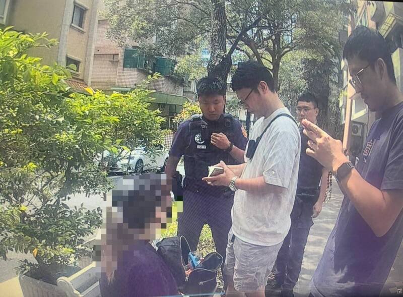 警方当场缉获逮捕邱姓车手。（记者郑景议翻摄）