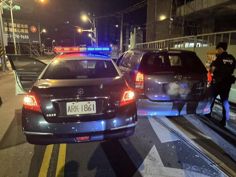 黄男街头飞车逃逸，警方连开5枪击破轮胎，最后在八德区将黄男包夹制伏。（记者郑淑婷翻摄）