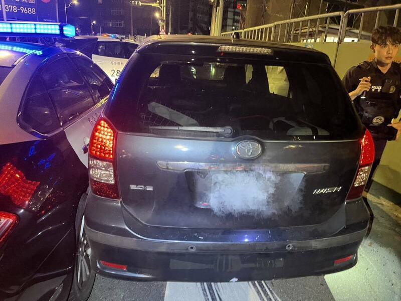 黄男街头飞车逃逸，警方连开5枪击破轮胎，最后在八德区将黄男包夹制伏。（记者郑淑婷翻摄）