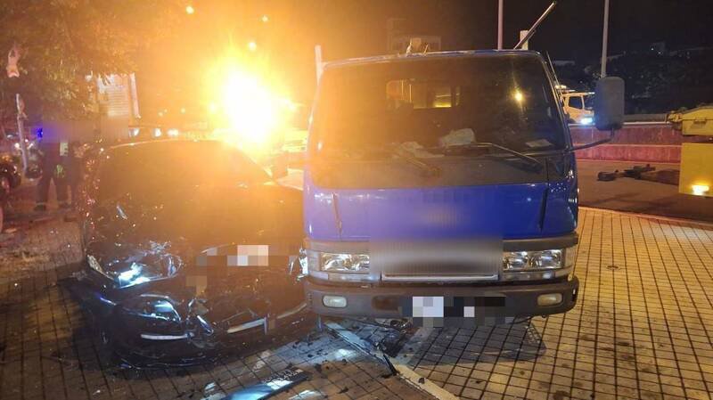 彭姓男子驾黑色轿车疑因使用辅助驾驶系统发生车祸。（图由警方提供）