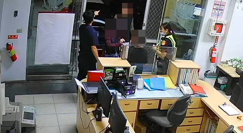 高雄男童离家出走流落街头，被带回水上警分局安置。（水上警分局提供）