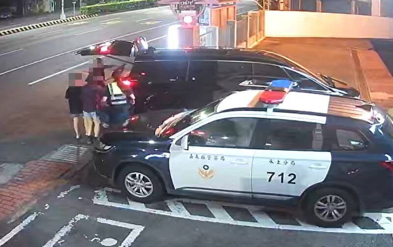 离家出走男童的家长接获通报，立即从高雄赶来水上警分局接孩子。（水上警分局提供）