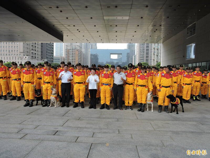 市长卢秀燕跟台中特搜队授旗并合照。（记者苏金凤摄）