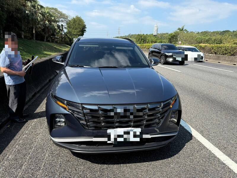 国道1号北上75.4公里新竹湖口路段，今早发生大货车与轿车擦撞后失控侧翻，造成后方一度塞车回堵约5公里长，目前逐渐恢复畅通中。（警方提供）