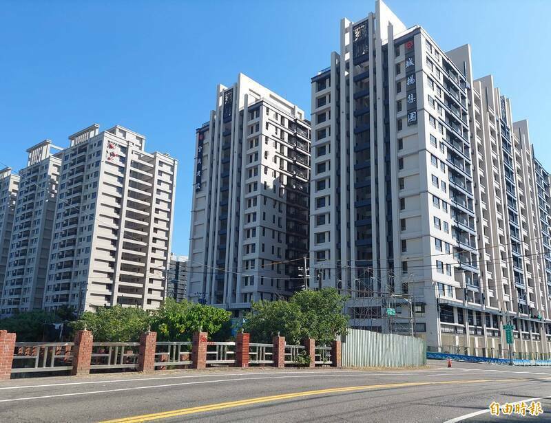 男子家中遮光罩被打破，怀疑邻居4岁男童从7楼丢罐头肇祸。示意图非当事大楼（资料照）