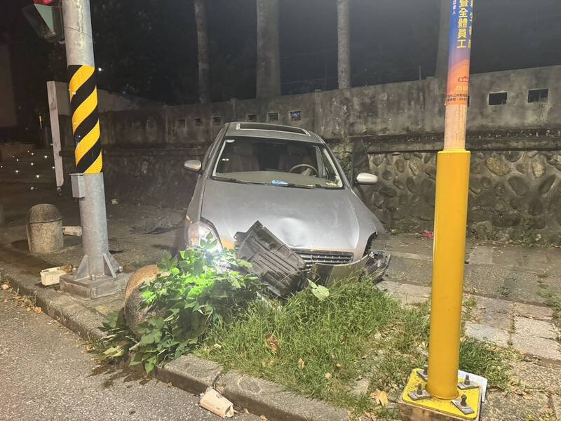 花莲市明礼路花岗国中校门前发生一起酒驾撞上石墩的意外。（民众提供）