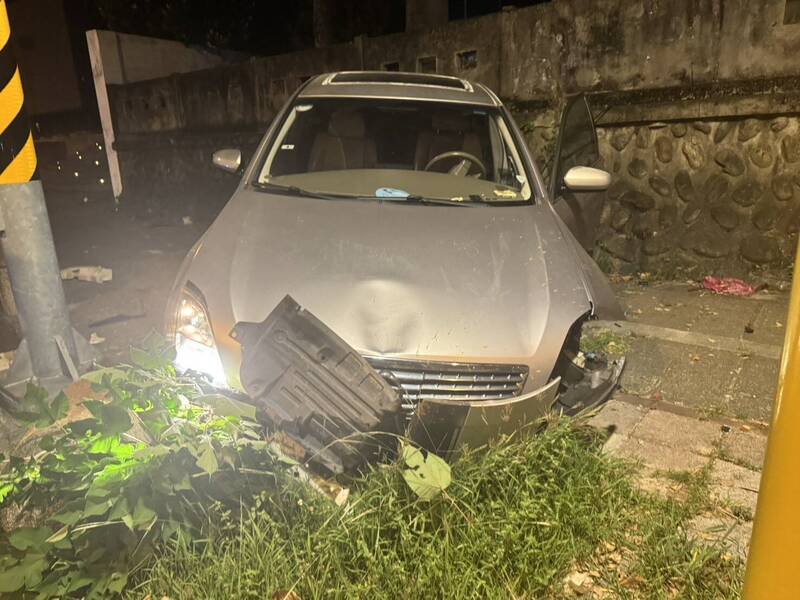 花莲市明礼路花岗国中校门前发生一起酒驾撞上石墩的意外。（民众提供）