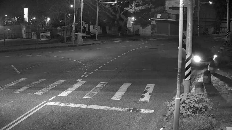 花莲市明礼路花岗国中校门前发生一起酒驾撞上石墩的意外。（民众提供）