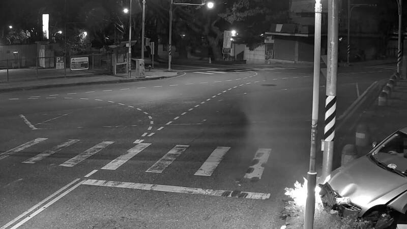 花莲市明礼路花岗国中校门前发生一起酒驾撞上石墩的意外。（民众提供）