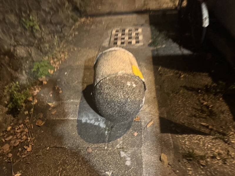 花莲市明礼路花岗国中校门前发生一起酒驾撞上石墩的意外。（民众提供）