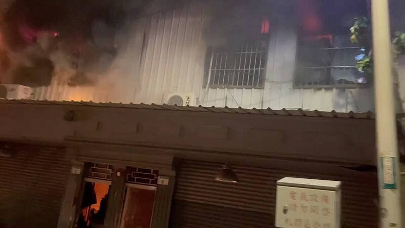 桃园区龙门街1处2层楼民宅，15日凌晨0点50分发生火警，火势瞬间延烧吞噬整栋民宅。（记者郑淑婷翻摄）