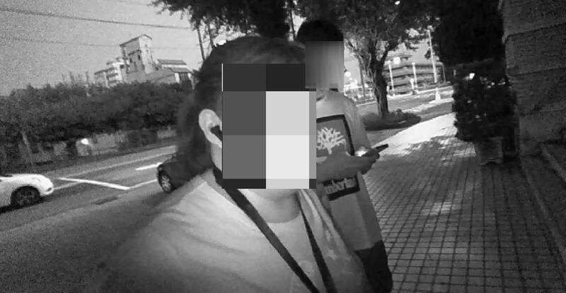 台中警方发现疑似诈骗的投资理财社团，由员警假装是新手加入后，对方果然要求交付20万元获取「内线资讯」，面交时当场逮获取款的郑姓女车手（左）。（记者陈建志翻摄）