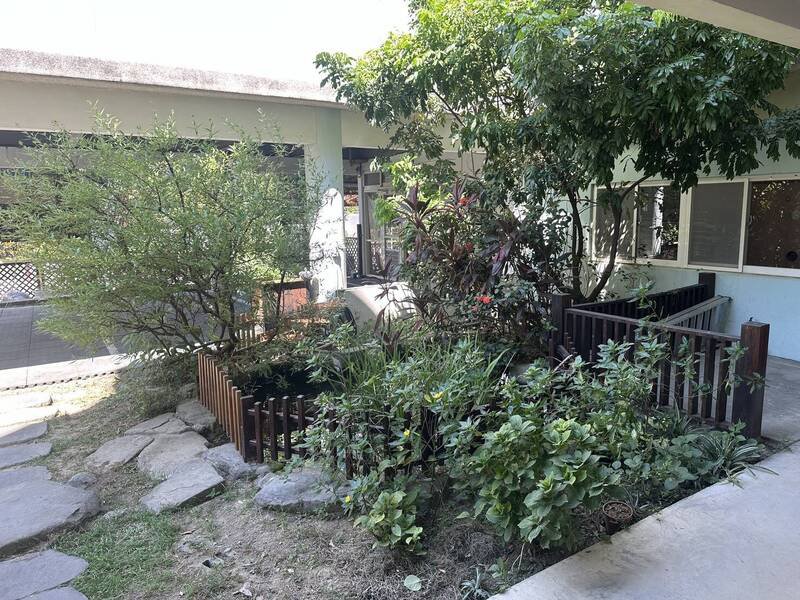 新竹县一家私立托婴中心8日发生1名1岁9个月的女童，掉入园内生态池抢救后送医仍不幸溺毙的憾事。（民众提供）