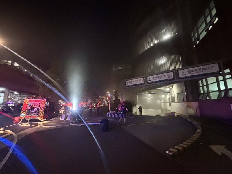 北市环南市场地下停车场晚间火警。（记者刘庆侯翻摄）
