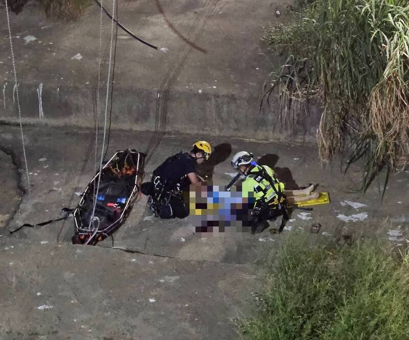 新竹市惊传7旬老妇跳桥坠落9米深桥下，OHCA送医。（记者洪美秀翻摄）