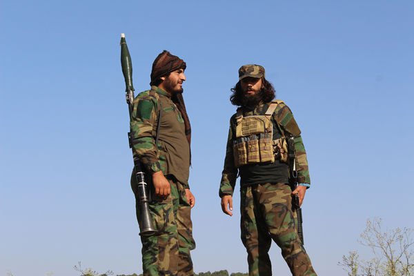 ▲▼阿富汗士兵在阿富汗胡斯特省(Khost province)札宰邁丹區(Zazai Maidan district)邊境地帶警戒 。(圖/達志影像/美聯社)