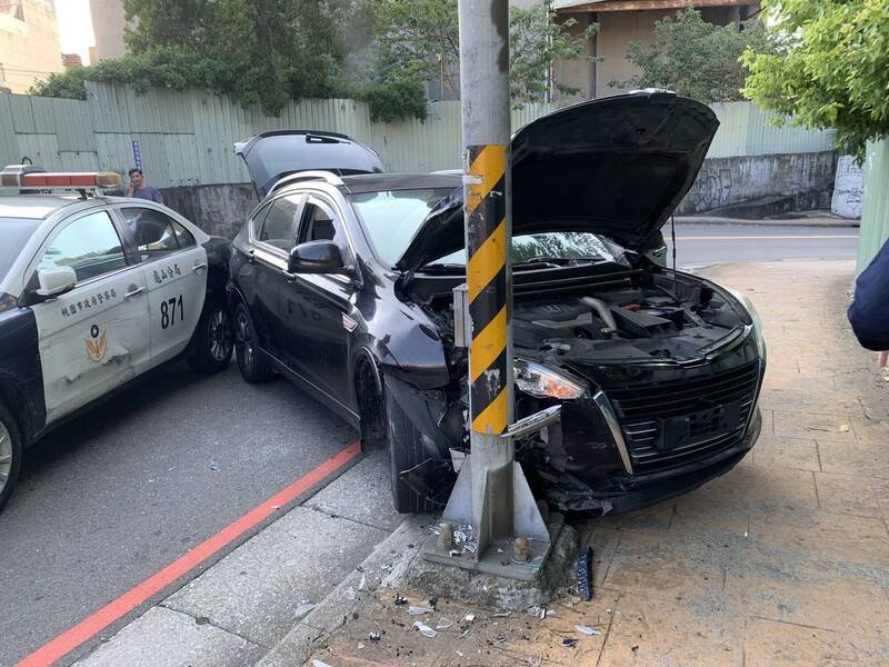 黎男驾驶未悬挂车牌的自小客车逃逸自撞电杆，龟山警方开2枪、破窗逮人。（记者郑淑婷翻摄）