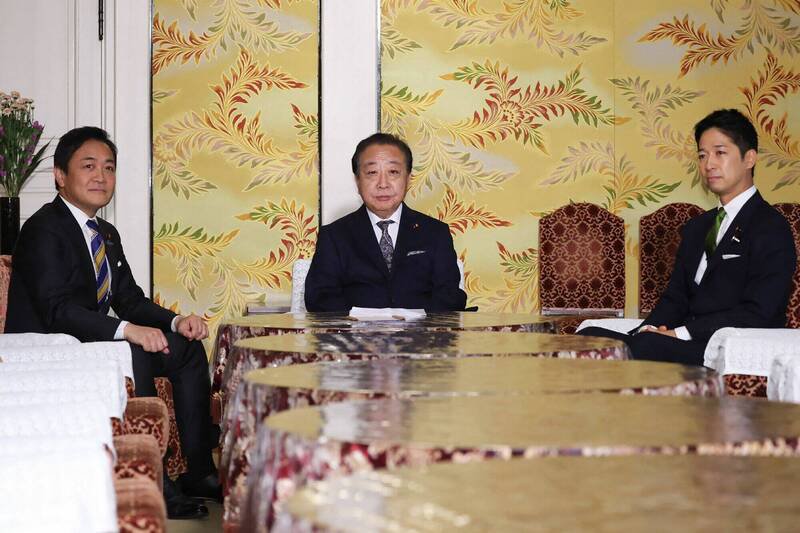 立宪民主党党魁野田佳彦（中）、国民民主党党魁玉木雄一郎（左）与日本维新会共同代表藤田文武（右）15日举行会谈，试图整合推出共同首相候选人。（法新社）