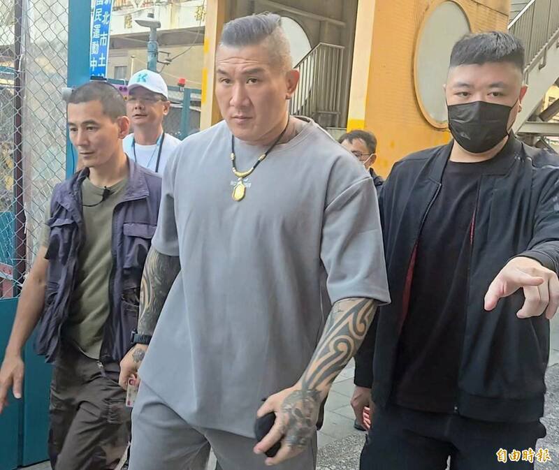 网红「馆长」陈之汉赴新北地检署复讯。（记者王定传摄）