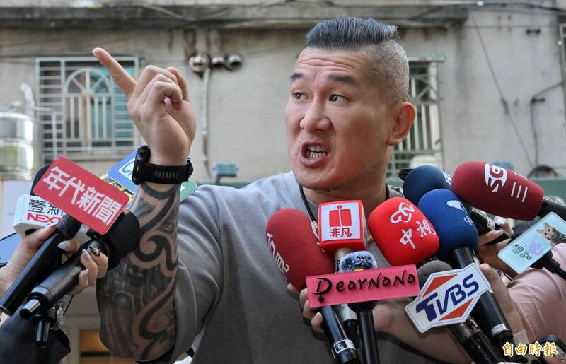 网红「馆长」陈之汉15日赴刑事局接受侦讯。（记者刘信德摄）