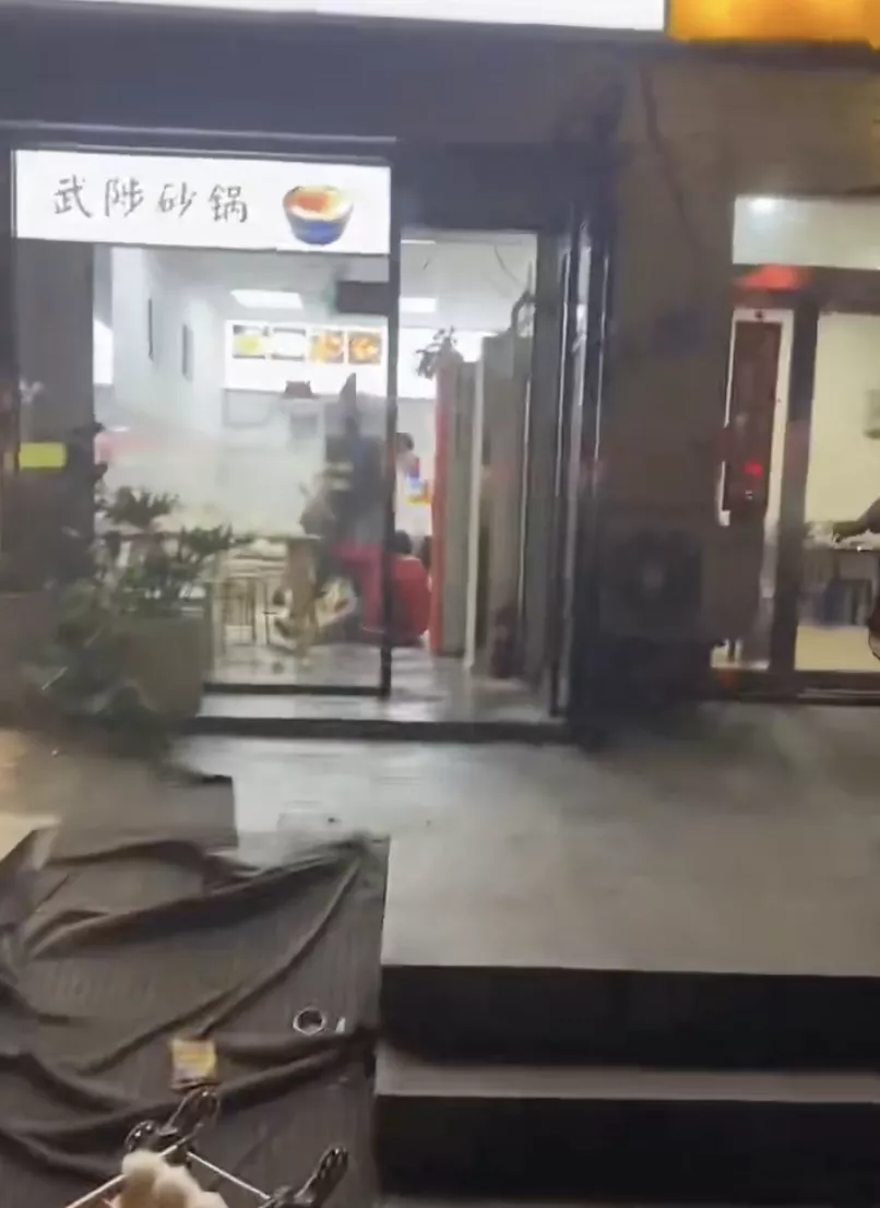 男子持利器多次扎向女子，路人劝阻后还试图伤害路人