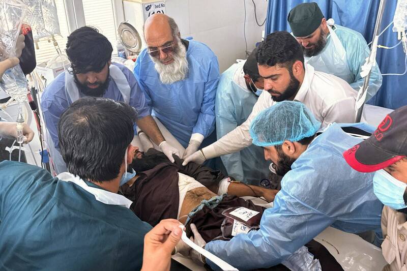 10月15日，一名在冲突中受伤的阿富汗男子在医院接受治疗。（法新社）