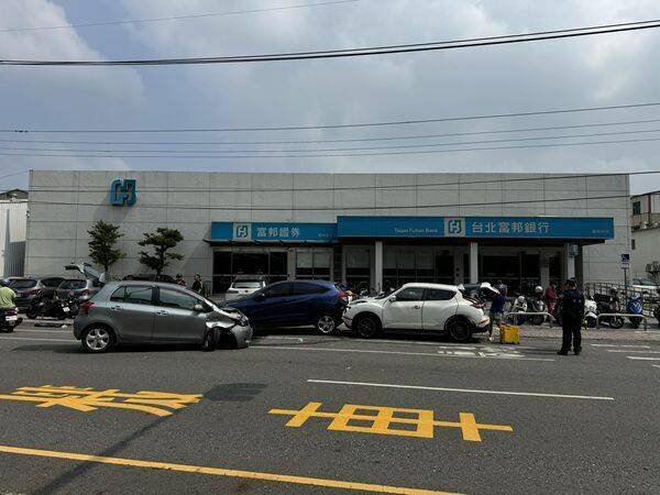 员林莒光路发生3车连环撞，肇事者说，吃感冒药，头昏脑涨。（翻摄脸书「员林人大小事」）