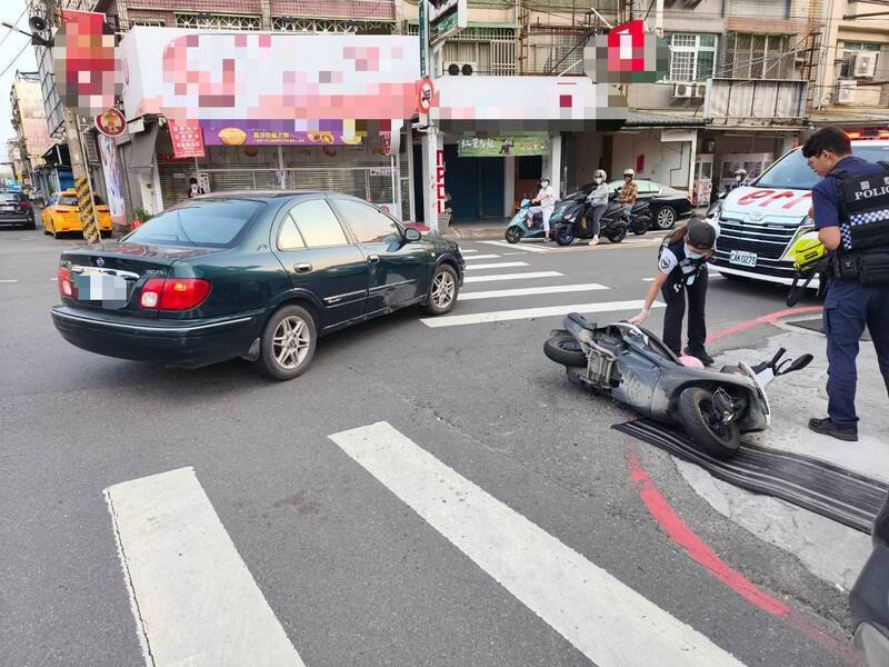 高龄91岁老翁驾驶汽车（左）不依号志灯指示行驶，警方开罚。（读者提供）