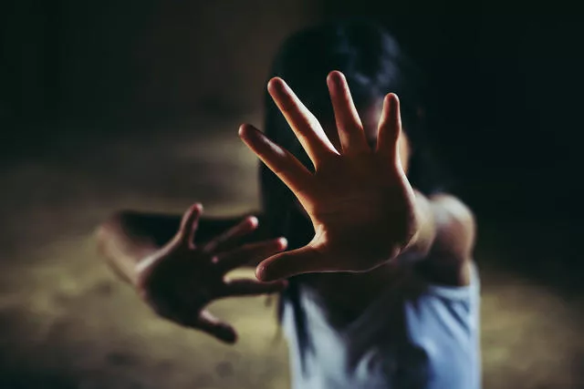 中学老师多次猥亵多名学生被判刑,其手机发现不雅内容