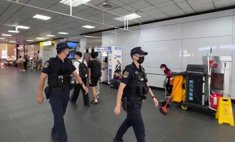 案发后铁警局在车站内加强巡守。（记者王冠仁翻摄）