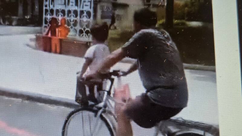 阿公骑铁马载孙外出，竟让幼童坐在前方置物篮内，画面被民众拍下PO网。警方指行为违法，已调阅监视器追查，将依规定开罚，并呼吁使用合格儿童座椅确保安全。（翻摄脸书社团）