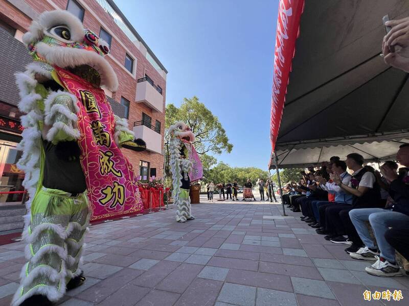 金门县警察局金城分局金宁分驻所新建办公厅舍落成启用，舞狮表演祝贺圆满成功。（记者吴正庭摄）