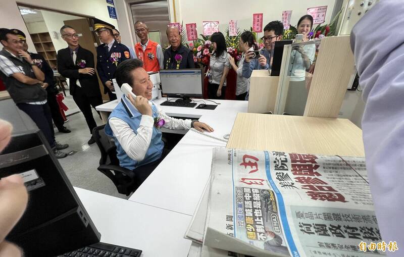 金门县警察局金城分局金宁分驻所新建办公厅舍落成启用，县长陈福海扮演临时值勤人员。（记者吴正庭摄）