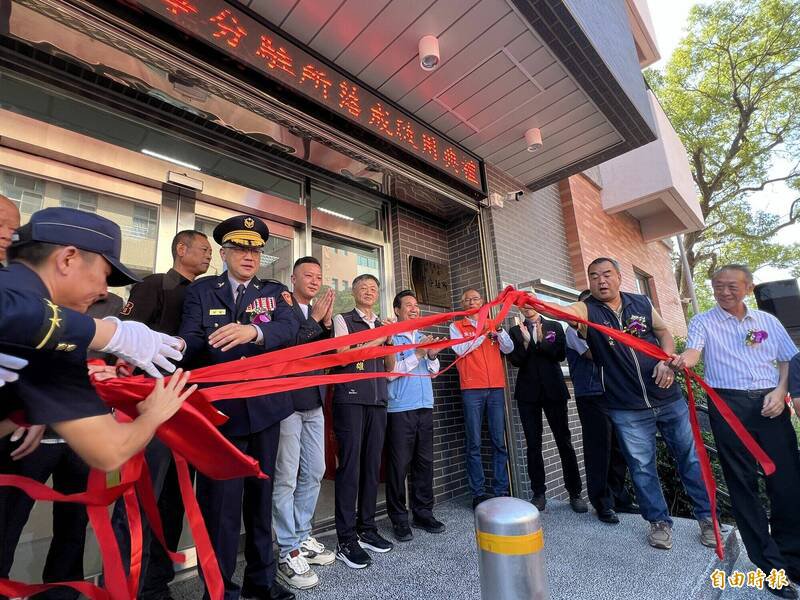 金门县警察局金城分局金宁分驻所新建办公厅舍落成启用，并举行揭牌典礼。（记者吴正庭摄）