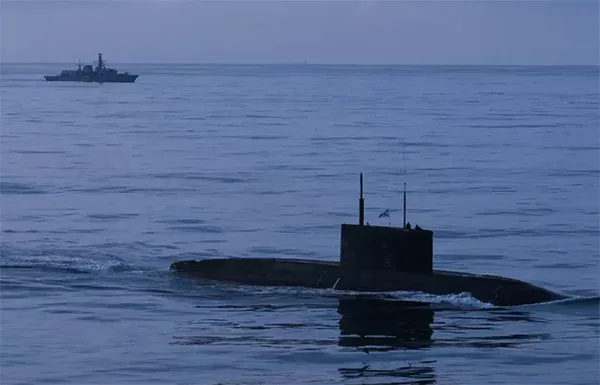 俄海军“新罗西斯克”号潜艇在上浮 英国皇家海军