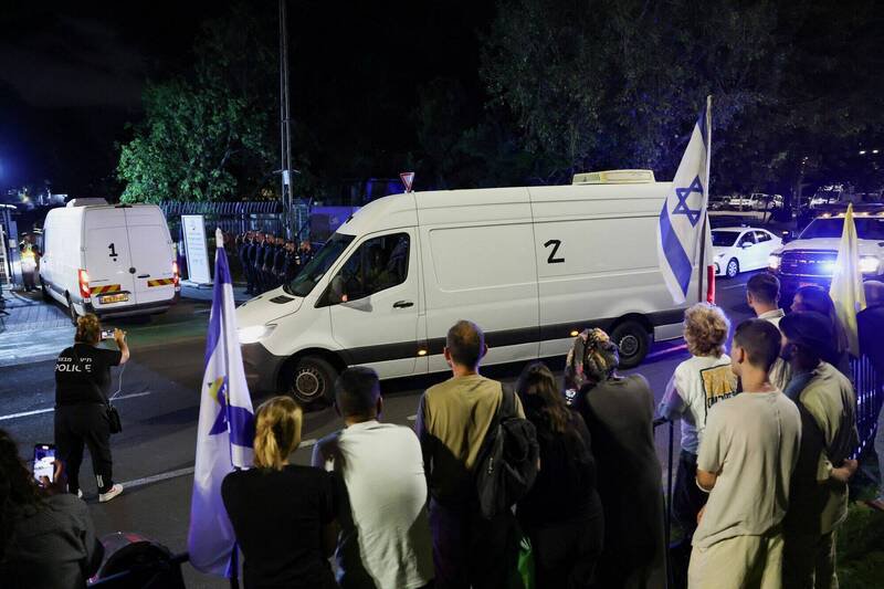 截至15日上午,所有20名生還的人質已返回以色列,但哈瑪斯僅交回4具人質遺體,而且以軍指稱其中1具並非以色列人質。(路透)