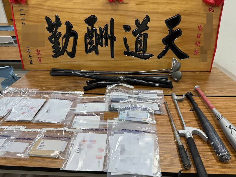 警方破江男为首的暴力讨债集团，查扣本票、棍棒等证物。（记者陈建志翻摄）