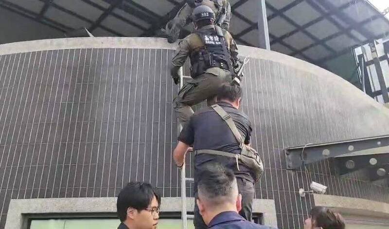 警方破江男为首的暴力讨债集团，出动维安特勤队进行攻坚逮人。（记者陈建志翻摄）