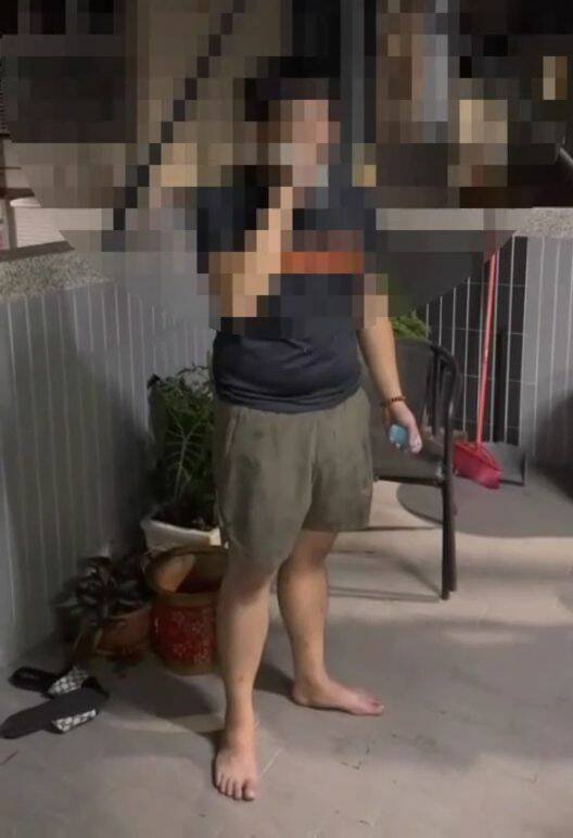 江男为首的暴力讨债集团，强迫欠钱成员以马桶刷刷牙。（记者陈建志翻摄）