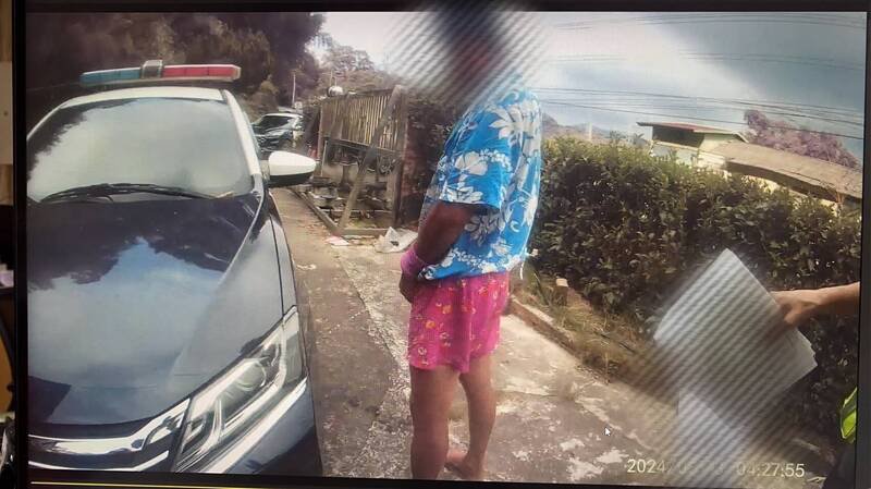 徐男对著警车左前车轮尿尿。（记者彭健礼翻摄）