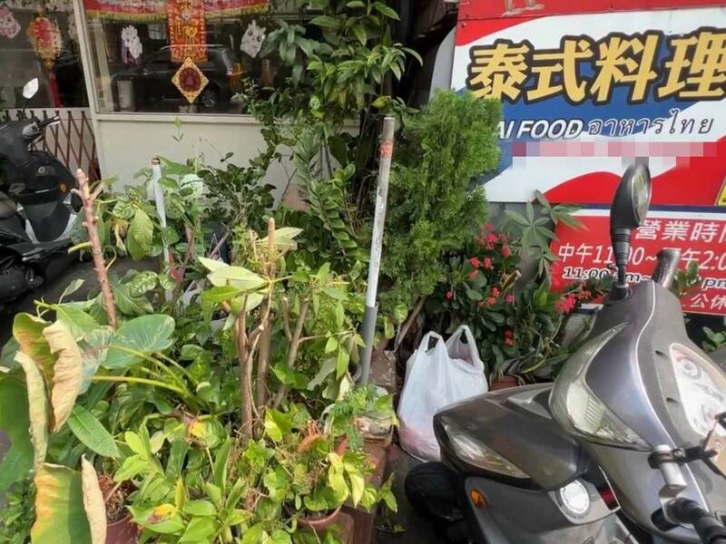 泰式料理与大肠面线业者因浇花问题爆发口角冲突。（图由民众提供）