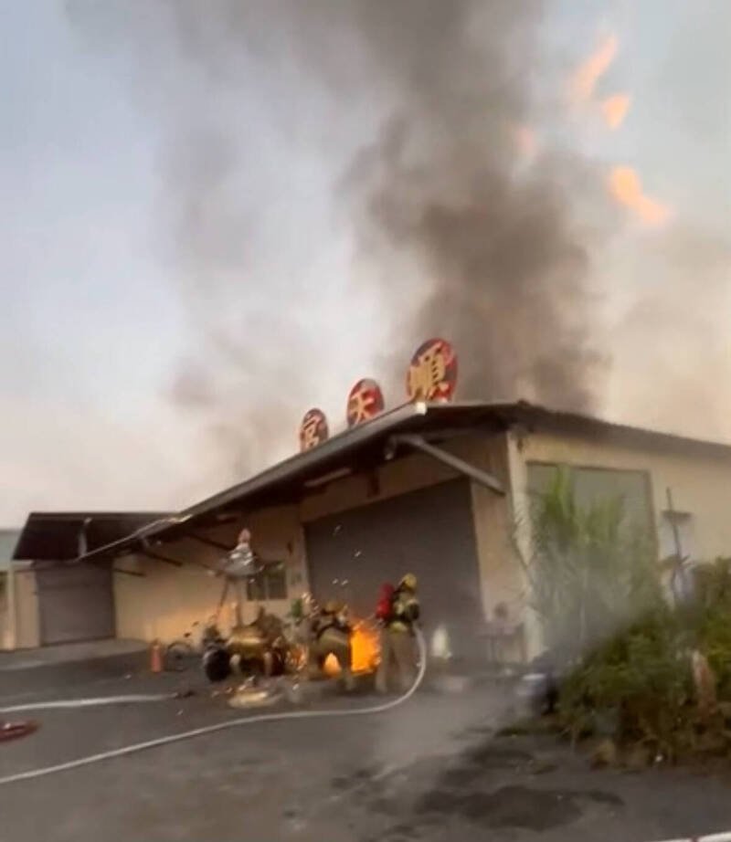 台南永康区大同街1处宫庙火警，消防人员破坏钢骨铁皮建物的铁门进入灌救，无人伤亡。（图由读者提供）