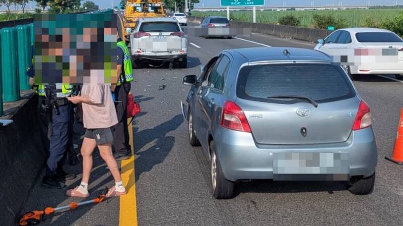 台82线快速道路今早发生轿车碰撞事故，一度造成交通壅塞。（图由警方提供）