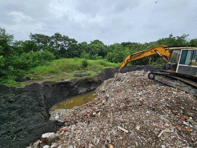 检方对埋坑地点开挖，发现大量事业废弃物。（检方提供）