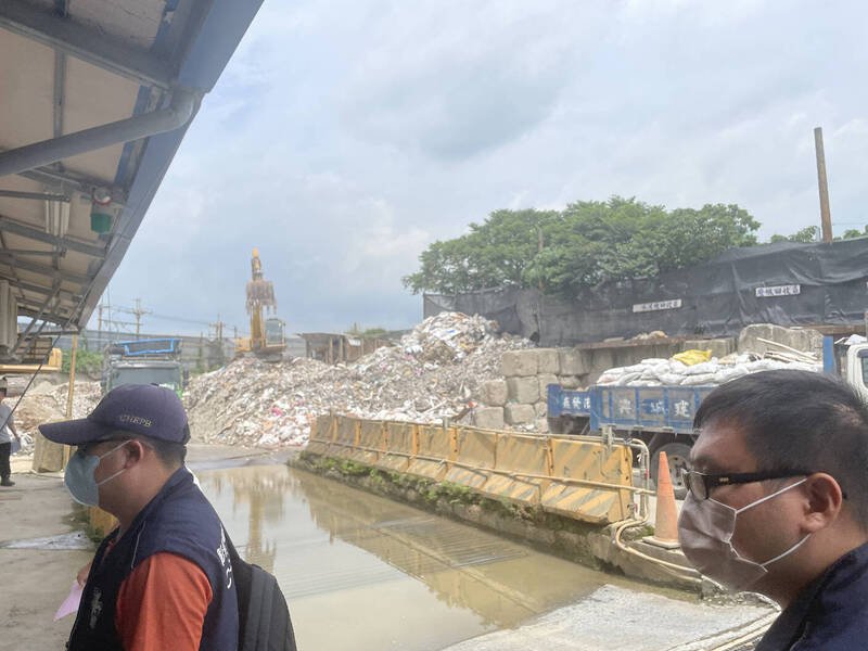 检方对埋坑地点开挖，发现大量事业废弃物。（检方提供）